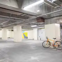 地下停車場可停放機車和自行車。