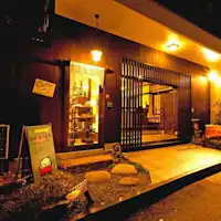 เมื่อเดินผ่านตรอกแคบ คุณจะได้รับการต้อนรับด้วยทางเข้าที่มีเสน่ห์