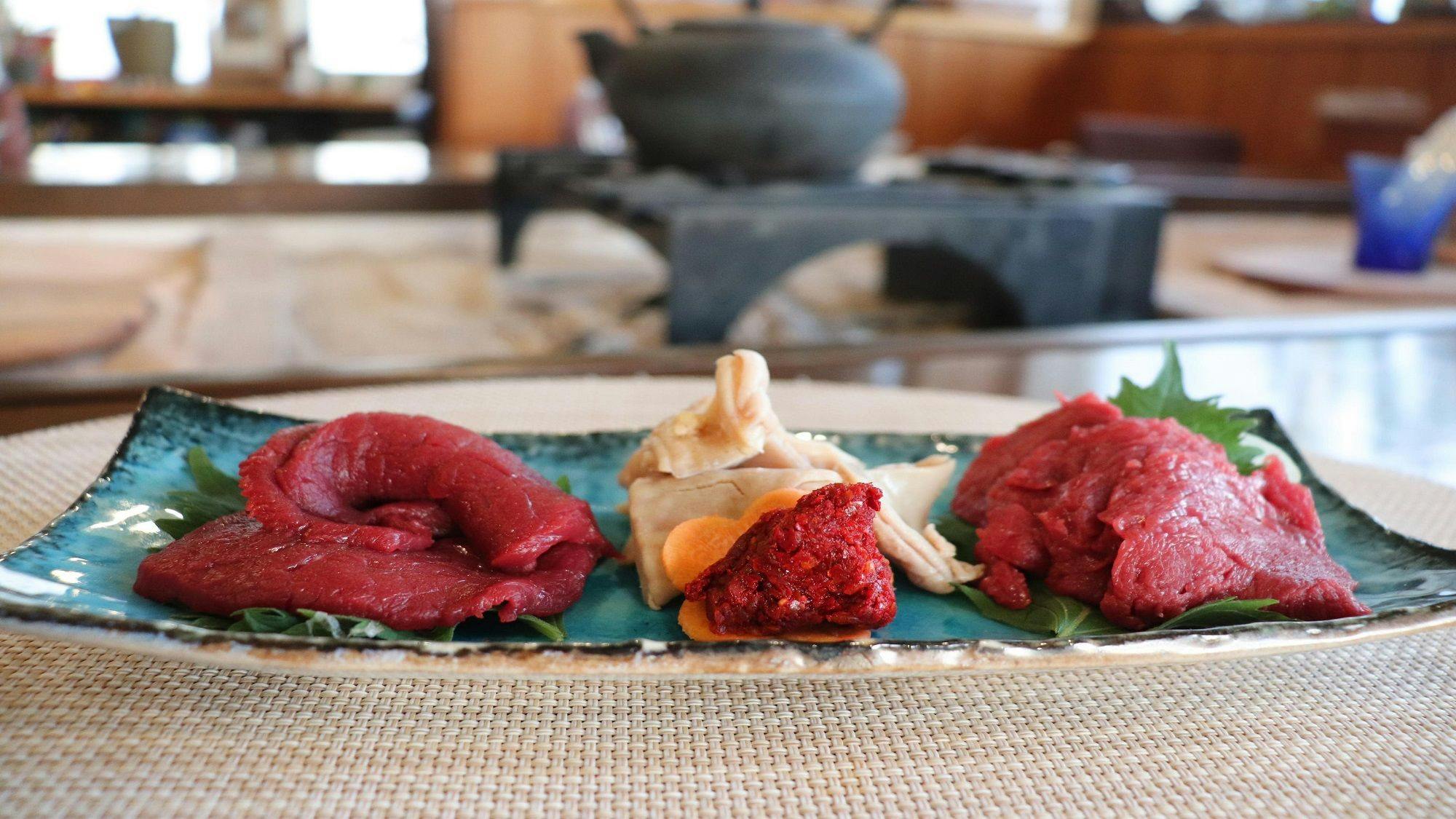 Hidangan tiga jenis daging kuda mentah