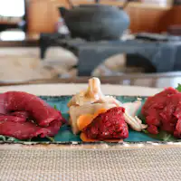 Hidangan tiga jenis daging kuda mentah