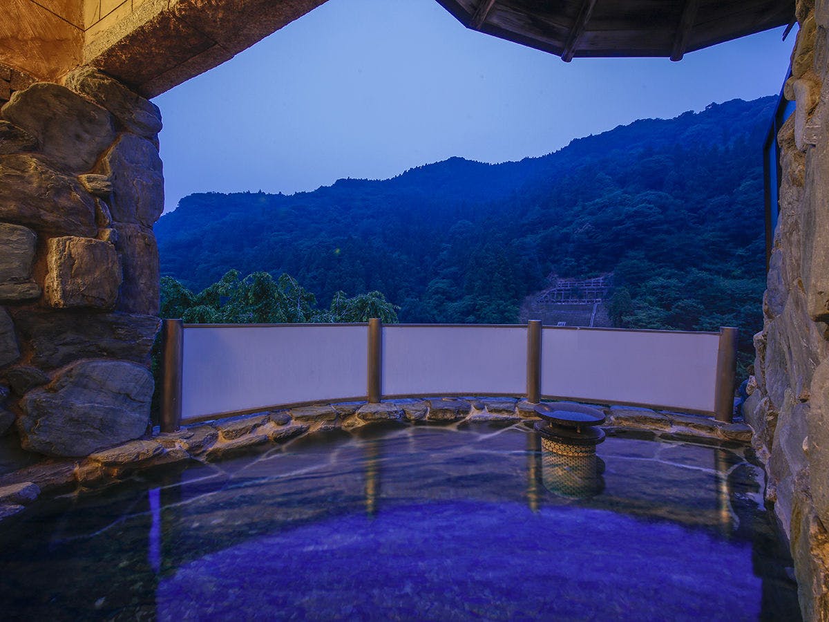 Nikmati kemewahan air hangat dengan ruang terbuka.