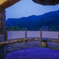 Nikmati kemewahan air hangat dengan ruang terbuka.