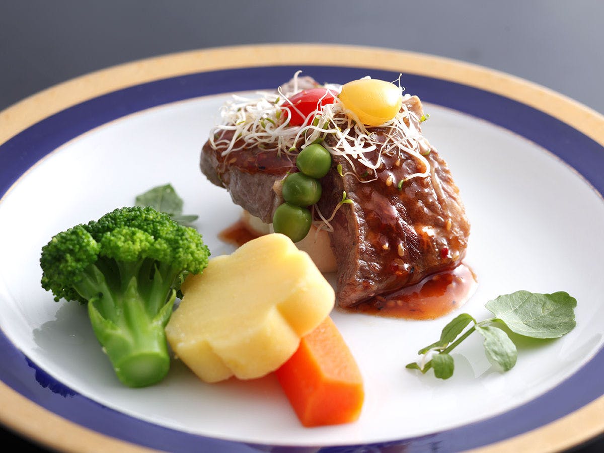 【Hidangan Gourmet: Steak Daging Sapi Lokal】