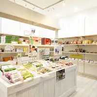 【Toko】Berbagai produk khas lokal tersedia!