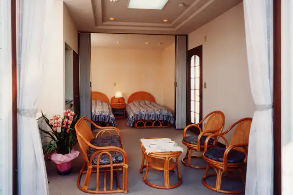 일본식 객실과 서양식 객실로 구성된 "리조트 인"