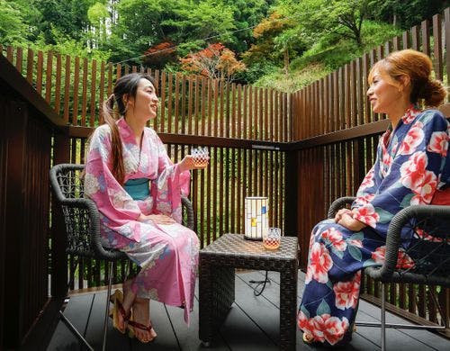 テラスに出ていく様子