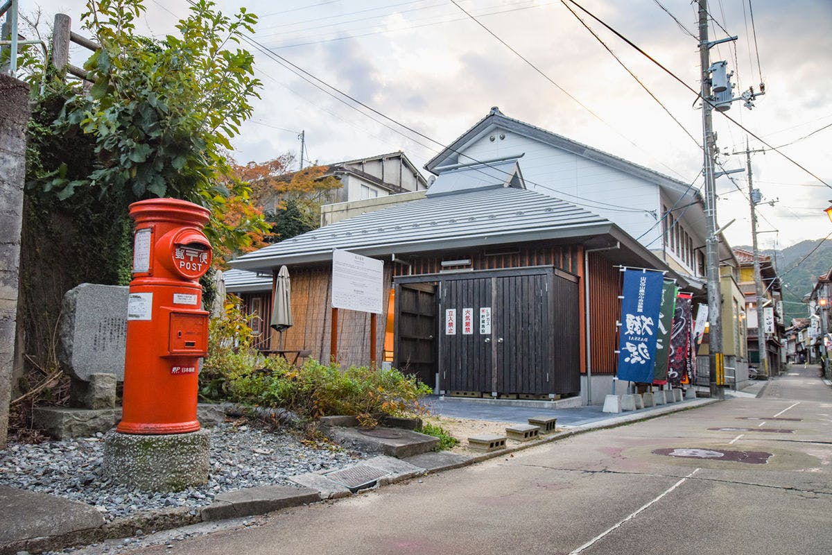 *บริเวณโดยรอบ 【ย่านน้ำพุร้อนทาวารายามะ】