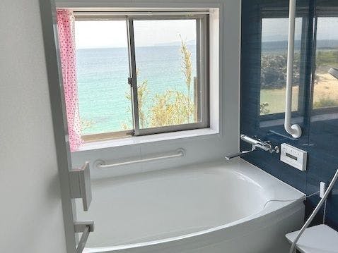 ห้องน้ำสว่างและกว้างขวาง