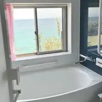 ห้องน้ำสว่างและกว้างขวาง