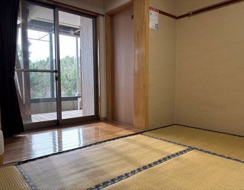 お部屋から見える海と波の音に癒されます。