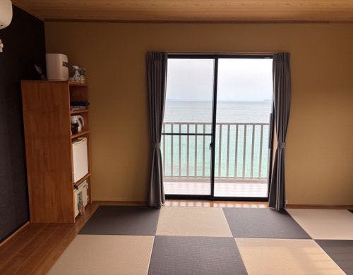 白黒の琉球畳でモダンな印象のお部屋です。