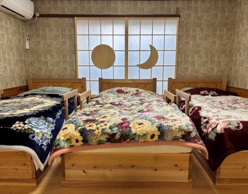 和室ですが板間にはベッドを設置。