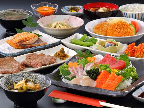 夕食　厚切り牛たんと三陸産の刺身