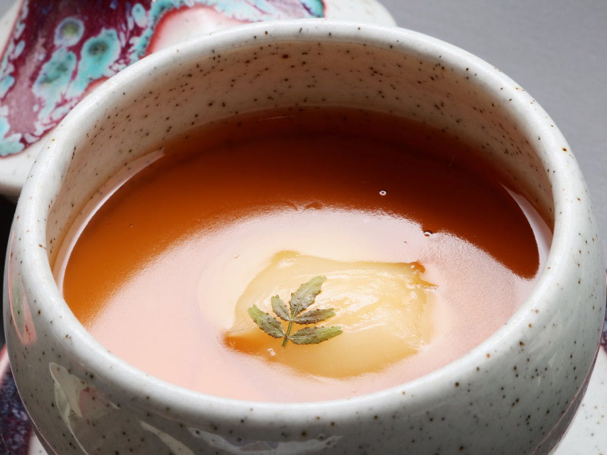 Hidangan chawanmushi dengan tahu di dalamnya.