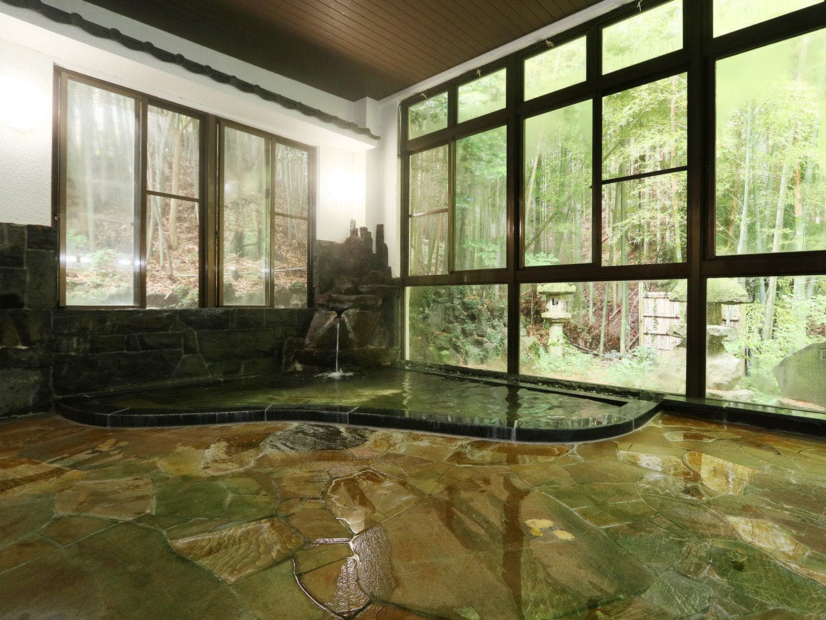 Di luar jendela besar terdapat hutan bambu dan lentera.