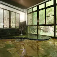 Di luar jendela besar terdapat hutan bambu dan lentera.