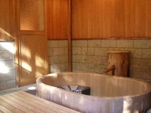 広く雰囲気のある岩露天風呂