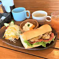 【อาหารเช้า】แซนด์วิชไก่ย่างและซาลามี