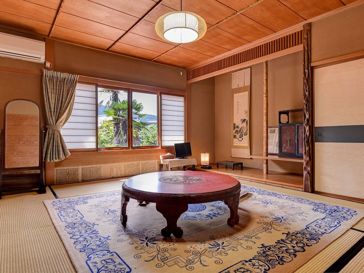 객실은 다다미 8～10장의 일본식 객실입니다.