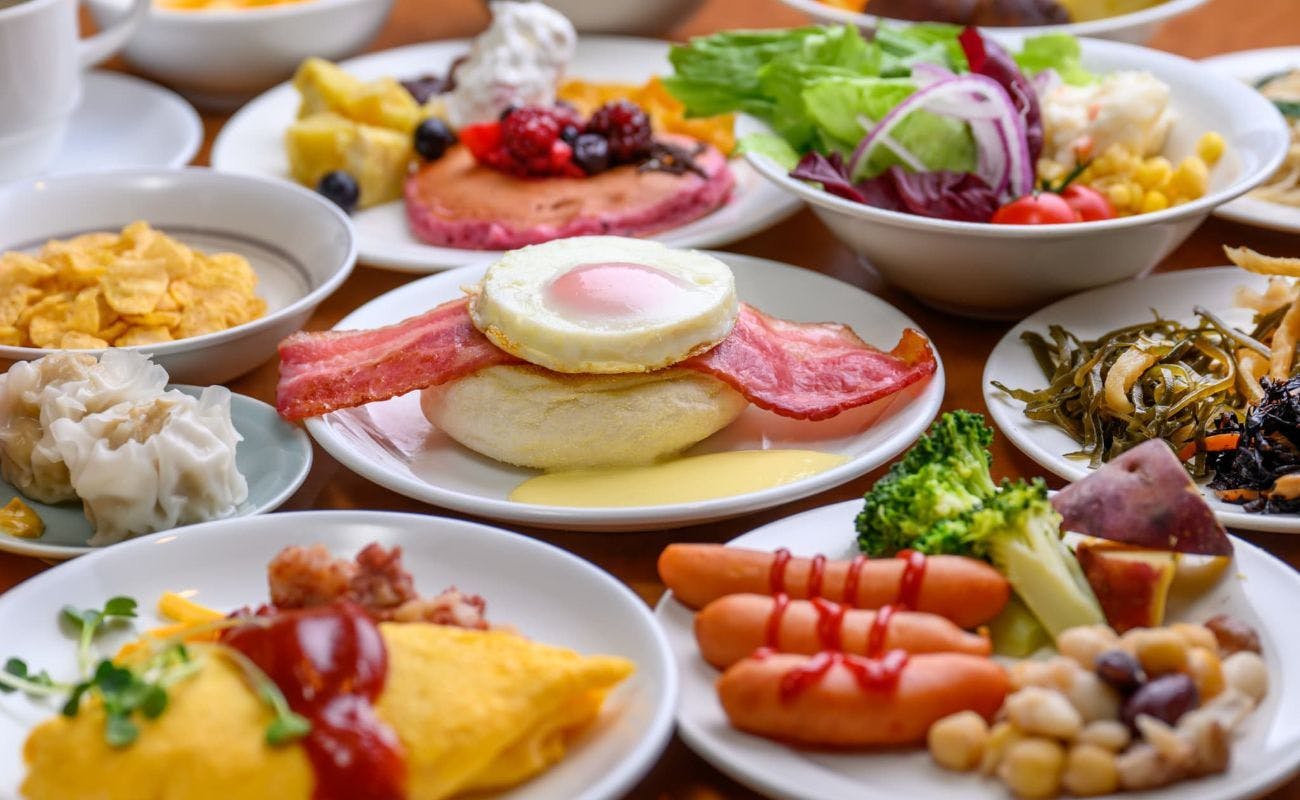 เติมเต็มความทรงจำของการเดินทางด้วยมื้ออาหารอันอุดมสมบูรณ์บนโต๊ะอาหาร