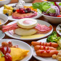 เติมเต็มความทรงจำของการเดินทางด้วยมื้ออาหารอันอุดมสมบูรณ์บนโต๊ะอาหาร