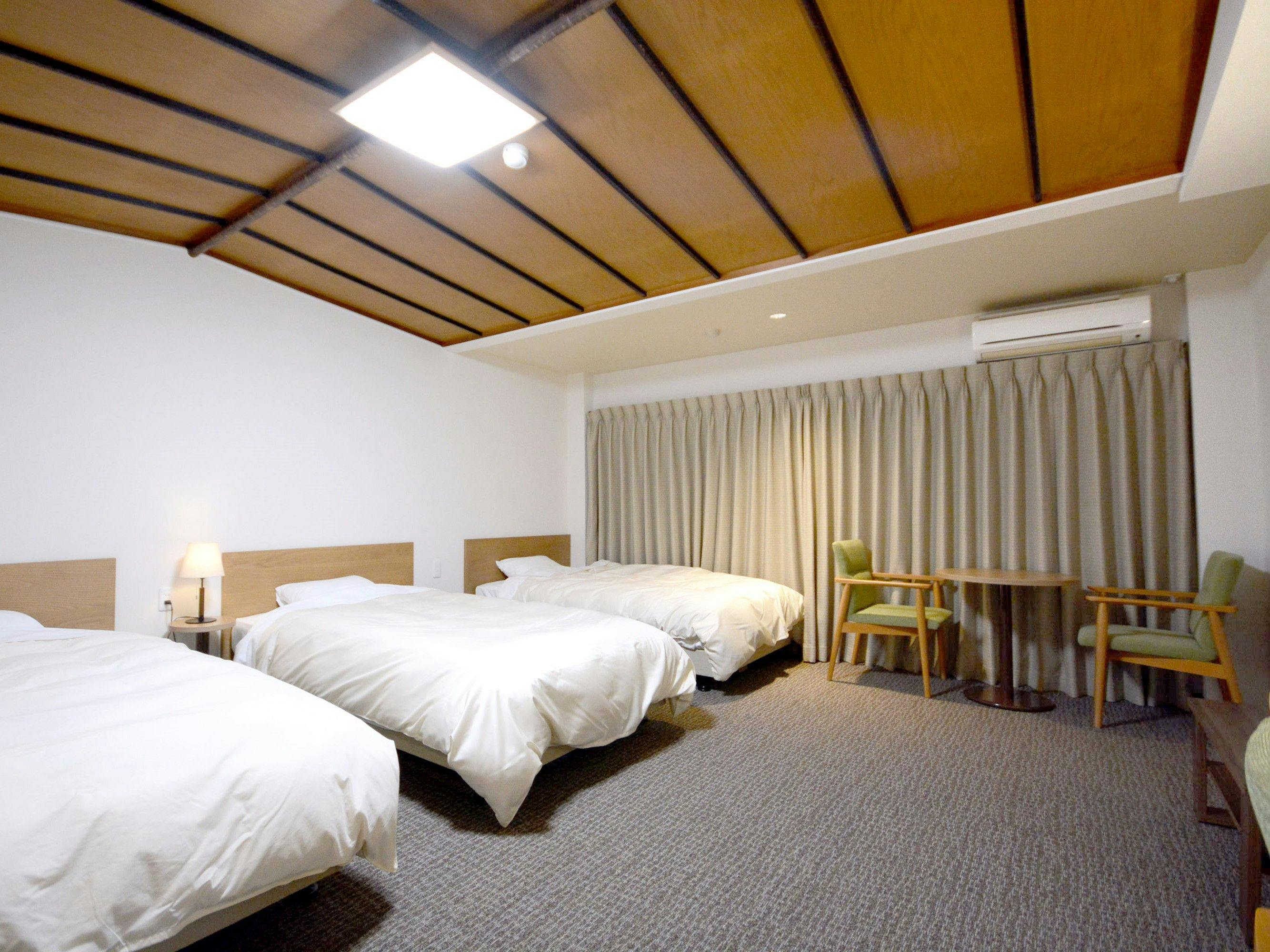 ห้องนอนสะดวกสบายพร้อมอ่างอาบน้ำ