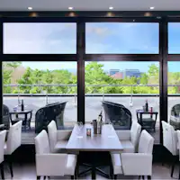 Restoran Shabu-an dengan pemandangan taman.