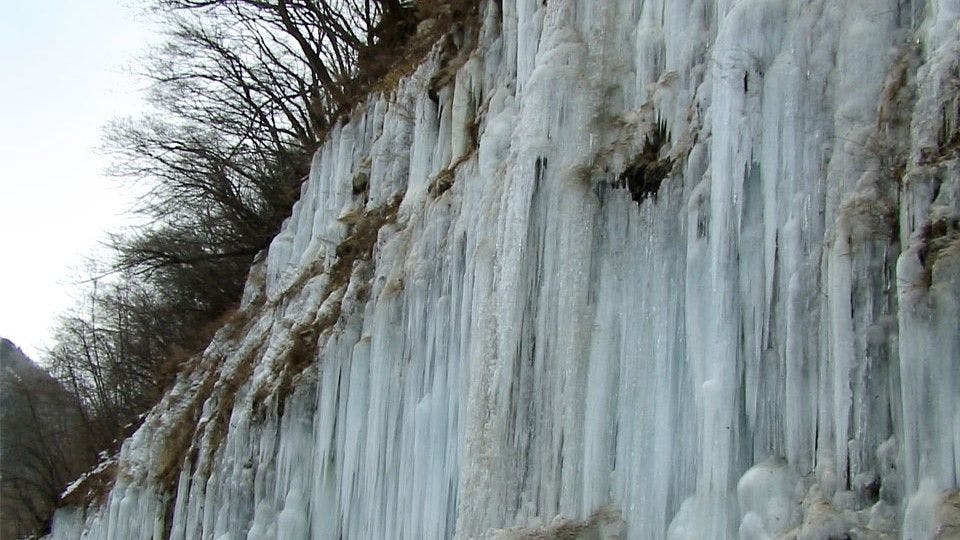 ม่านน้ำแข็งที่สวยงามที่เกิดจากความหนาวเย็นที่รุนแรง