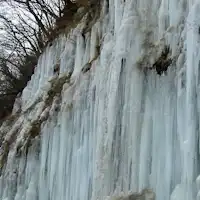 ม่านน้ำแข็งที่สวยงามที่เกิดจากความหนาวเย็นที่รุนแรง