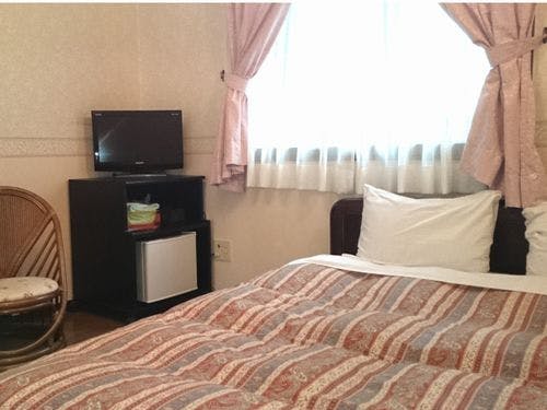 ダブルベッド室一例