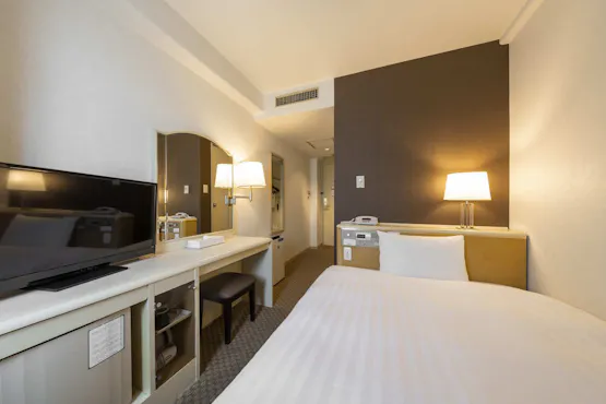 13.6 ตารางเมตร เตียงคู่: กว้าง 140 ซม.