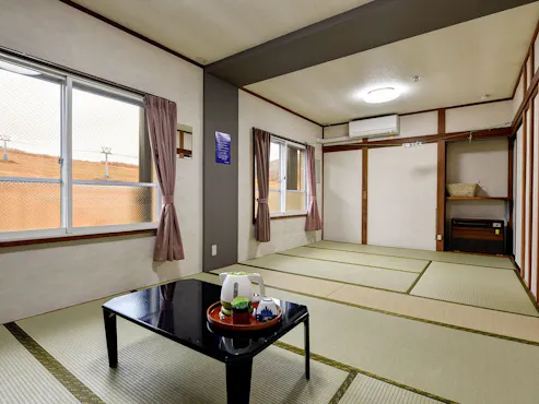 *Kamar gaya Jepang (tanpa bak mandi, dengan toilet)