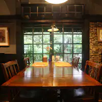 Restoran "Yume Shika" yang bersebelahan dengan Fasilitas di dalam gedung.