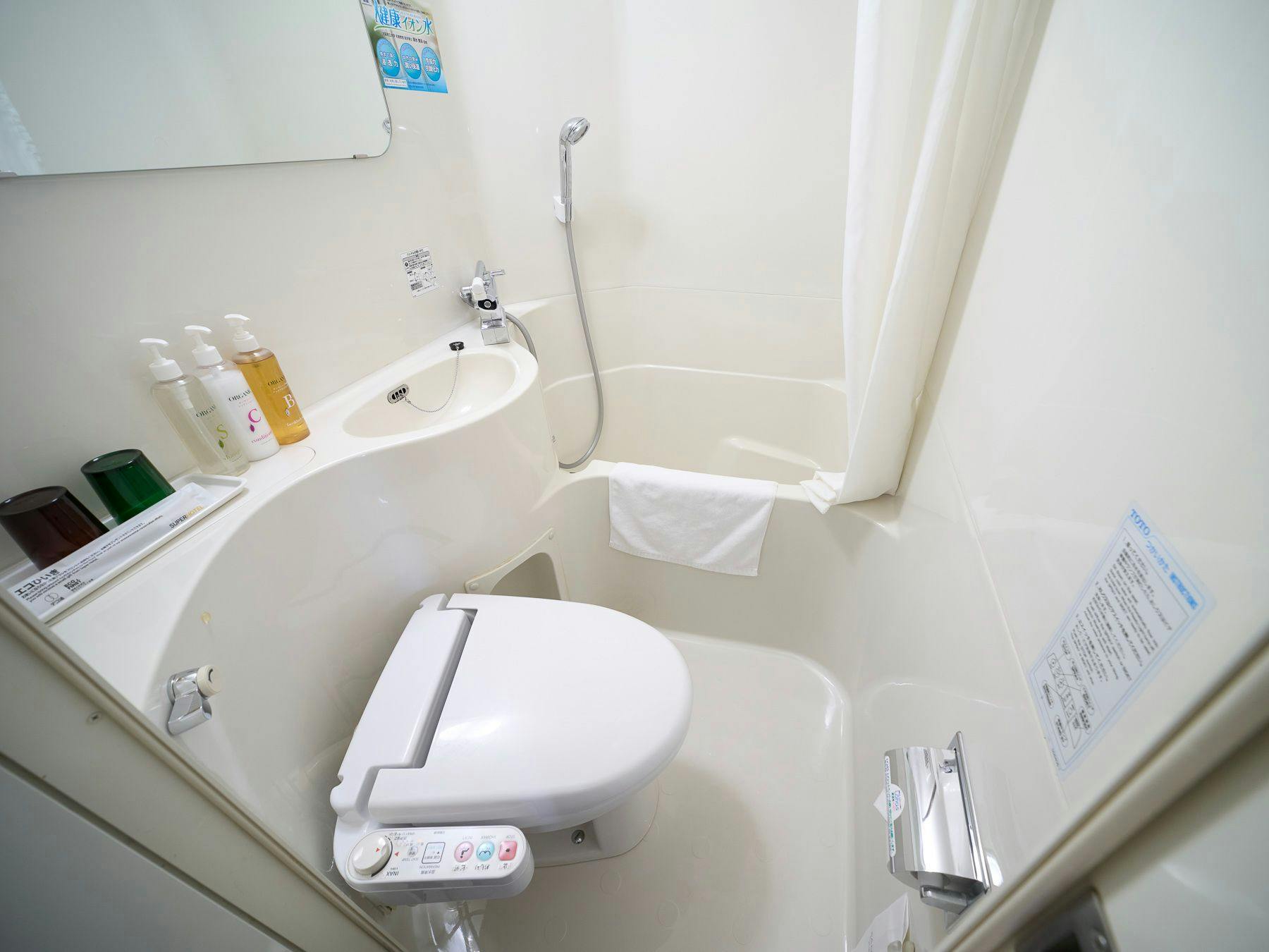 ห้องน้ำรวมพร้อมอ่างอาบน้ำและสุขภัณฑ์ในห้องเดียวกัน