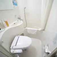 ห้องน้ำรวมพร้อมอ่างอาบน้ำและสุขภัณฑ์ในห้องเดียวกัน