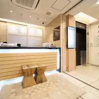 Kami akan menyambut Anda di meja check-in.