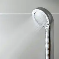 Kepala shower Bollina memberikan kelembapan yang menyegarkan.