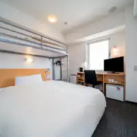 มีเตียงคู่และเตียงใต้หลังคา