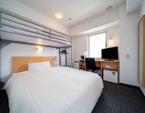 ダブルベッドとロフトベッド付