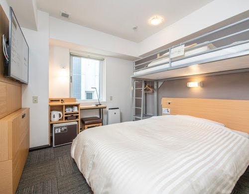 ダブルベッドとロフトベッド付のお部屋です