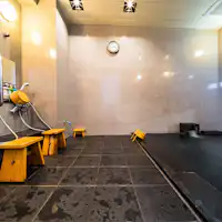 세 곳의 세척 구역이 있습니다.