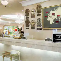 1층 프론트 카운터 (세계 시계가 표시)