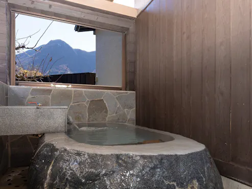 ห้องพักสไตล์ญี่ปุ่นและตะวันตกพร้อมน้ำพุร้อนกลางแจ้งที่สามารถมองเห็นภูเขายูฟุ