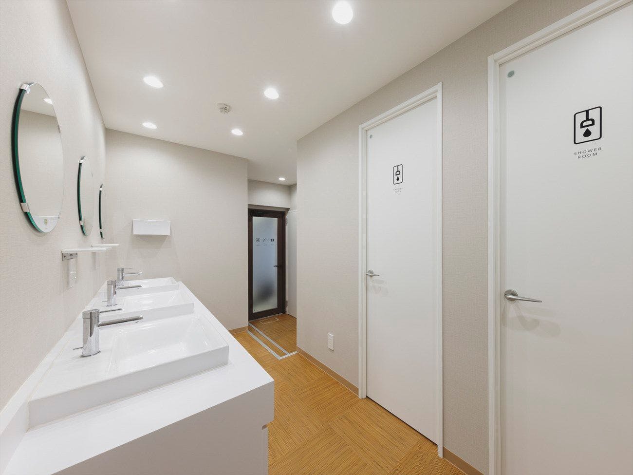 อ่างล้างหน้าและห้องอาบน้ำรวม