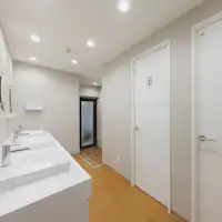 อ่างล้างหน้าและห้องอาบน้ำรวม