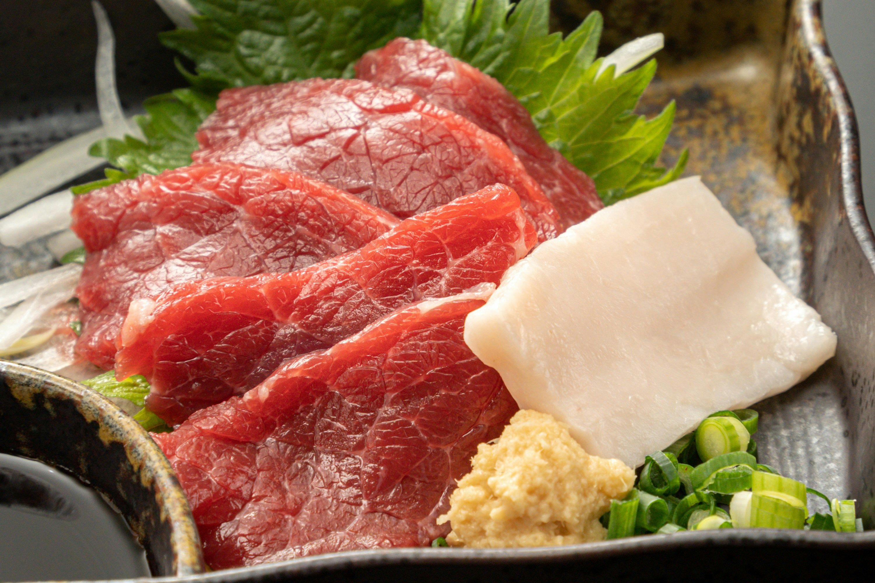 구마모토 특산 '말고기 사시미 모둠'