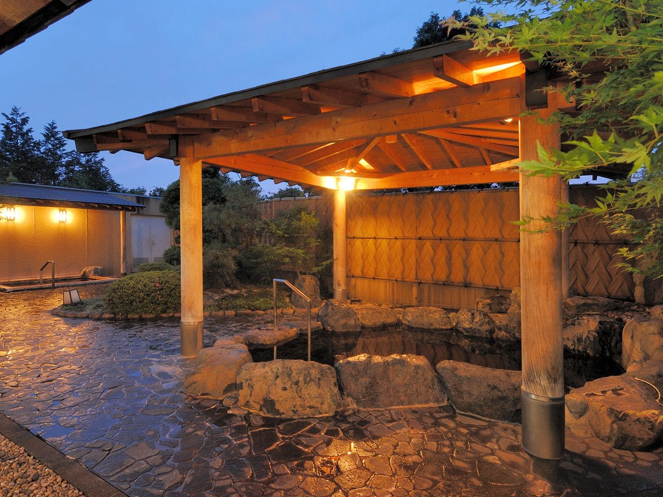 บ่อน้ำร้อนกลางแจ้ง (ชาย)