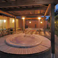 บ่อน้ำพุร้อนกลางแจ้ง (สำหรับผู้หญิง)