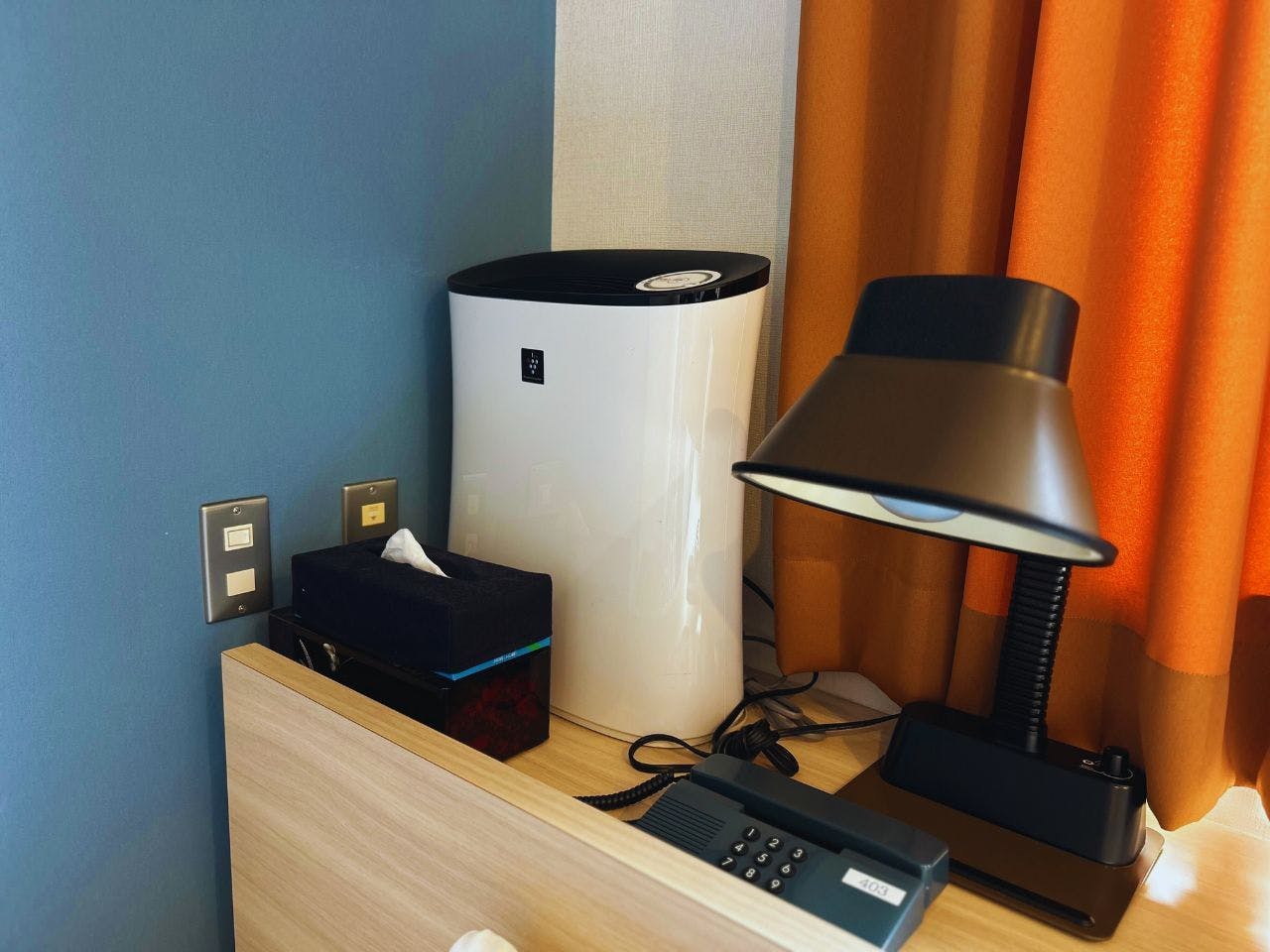 ติดตั้งเครื่องฟอกอากาศและโคมไฟตั้งโต๊ะในห้องพัก