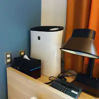 ติดตั้งเครื่องฟอกอากาศและโคมไฟตั้งโต๊ะในห้องพัก